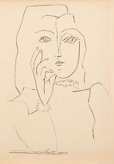 Femme en buste, une main au visage